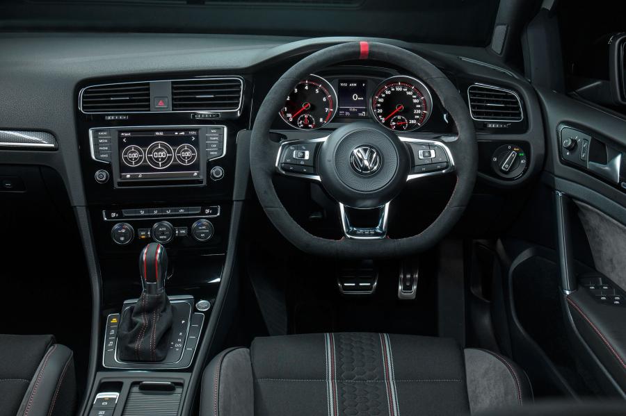 Торпедо Volkswagen Golf GTi 40 Years Edition 2016 года  (фото 15 из 21)